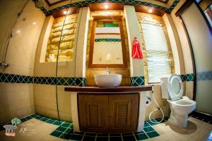 Ein Badezimmer in der Unterkunft K.B. Resort