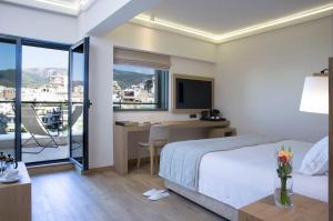 Ένα ή περισσότερα κρεβάτια σε δωμάτιο στο Golden Age Athens Hotel