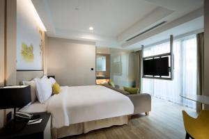 TV a/nebo společenská místnost v ubytování 台南星鑽國際商旅 Hua Hotel