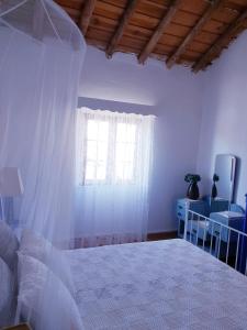レゲンゴス・デ・モンサラーシュにあるCasa do Avô Tóのベッドルーム(ベッド1台、窓付)