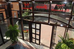 a view of a courtyard through a window at Hotel Gracja in Gorzów Wielkopolski