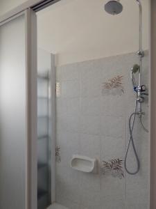 瑪澈里的住宿－M145 - Marcelli, ampia villetta completamente accessoriata，浴室内配有带水槽的淋浴