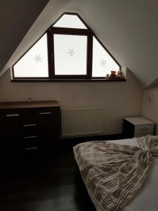 - une chambre avec un lit et une grande fenêtre dans l'établissement New Gudauri Redco - Block 1 apartment 418, à Goudaouri