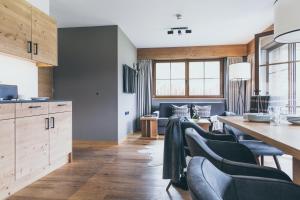 Kuchyň nebo kuchyňský kout v ubytování PUR Suites & Chalets
