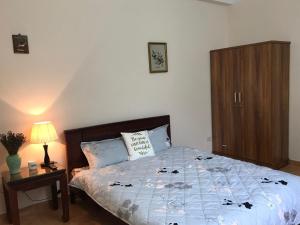 1 dormitorio con 1 cama y armario de madera en 105 Láng Hạ, en Hanói