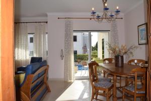 a dining room with a table and chairs at Casa Sol da Falesia in Albufeira