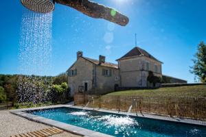 Bazén v ubytování Les Deux Abbesses en Vert | La Grande Maison B&B nebo v jeho okolí