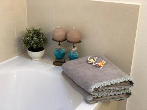 ein Badezimmer mit einem Handtuch und zwei Lampen auf einem Waschbecken in der Unterkunft Werderapartment, FeWo und DZ in Werder