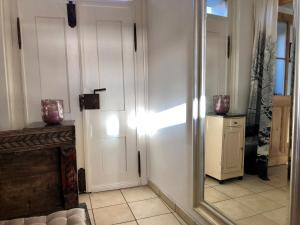 ein Zimmer mit einem Spiegel neben einer Tür in der Unterkunft Werderapartment, FeWo und DZ in Werder