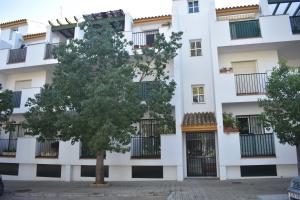 コニル・デ・ラ・フロンテーラにあるApartamento en zona Atalaya con garaje y WIFIの木が目の前に広がるアパートメント