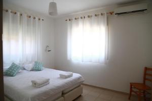 Een bed of bedden in een kamer bij Villa Yehudit