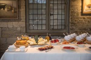 Great MiltonにあるLe Manoir aux Quat'Saisons, A Belmond Hotel, Oxfordshireの食べ物のビュッフェ付きテーブル