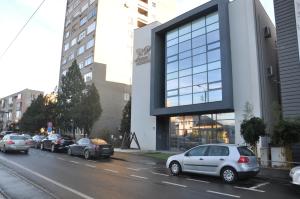 a group of cars parked on the side of a street at Rubio Residence - Frateria Apartment in Arad