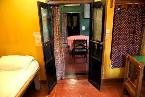 Postel nebo postele na pokoji v ubytování Ram Bhawan Residency
