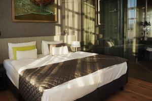 Postel nebo postele na pokoji v ubytování Fabryka Wełny Hotel & Spa