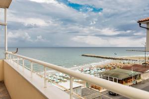 einen Balkon mit Blick auf das Meer und den Strand in der Unterkunft Apartment Marina in Pomorie