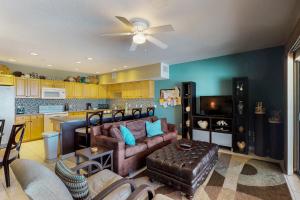een woonkamer met een bank en een plafondventilator bij Casa de Playa 211 in Clearwater Beach