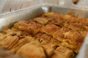 a baking pan filled with a bunch of food at Hotel Epavlis in Káto Poróïa