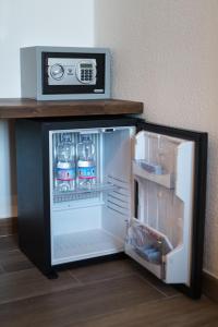 - un réfrigérateur ouvert avec des bouteilles d'eau à l'intérieur dans l'établissement Affittacamere Superior del Golfo e delle 5 Terre, à La Spezia