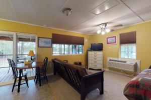 ein Schlafzimmer mit einem Tisch und ein Esszimmer mit gelben Wänden in der Unterkunft Acapulco's Hideaway in Lake Murray Shores