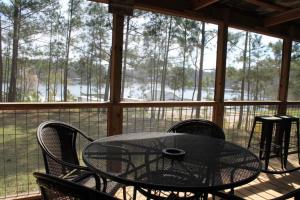 a table and chairs on a screened in porch at Acapulco's Hideaway in Lake Murray Shores