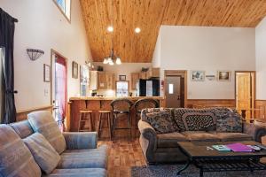 ein Wohnzimmer mit einem Sofa und einem Tisch in der Unterkunft Gressoney in South Fork