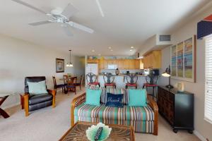 Casa de Playa 201 في كليرووتر بيتش: غرفة معيشة مع أريكة ومطبخ