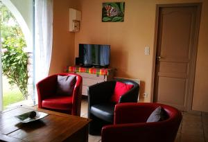 TV a/nebo společenská místnost v ubytování La canopée