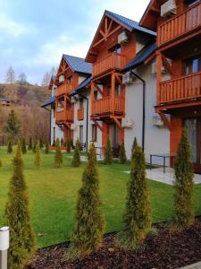 a house with a lawn in front of it at Apartamenty Homole C2 Szczawnica in Szczawnica
