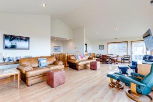 a large living room with couches and chairs at Frannie's Beachfront in Seaside