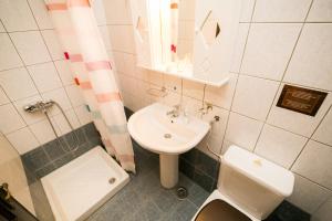 Et badeværelse på Niriides Apartment + 18 billeder