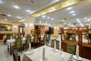 Restaurant o un lloc per menjar a AZIMUT Hotel Mirny