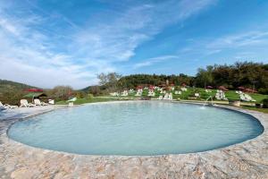 Bazén v ubytování Hotel Terme di Stigliano nebo v jeho okolí