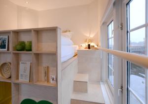 a room with a bed and a window at SWEETS - Nieuwe Amstelbrug in Amsterdam
