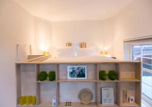 a shelf with a bed in a room at SWEETS - Nieuwe Amstelbrug in Amsterdam