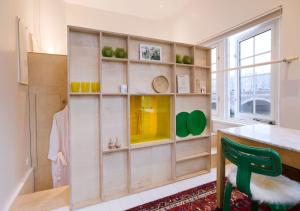 a kitchen with a table and a green chair at SWEETS - Nieuwe Amstelbrug in Amsterdam
