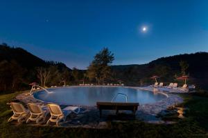 Bazén v ubytování Hotel Terme di Stigliano nebo v jeho okolí