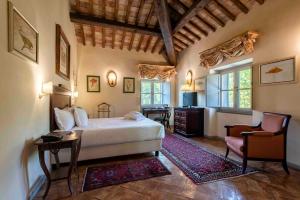 een slaapkamer met een bed, een bureau en een stoel bij Hotel Terme di Stigliano in Canale Monterano