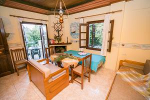 Et opholdsområde på Niriides Apartment