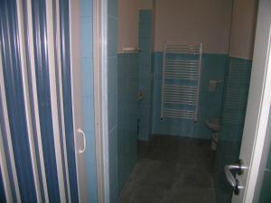 y baño con ducha y aseo. en Appartamento Ateleta via Colle Sisto, en Ateleta