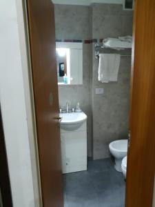 Ένα μπάνιο στο Apartamento Monoambiente amplio 2 baños balcón Hospital Italiano Almagro