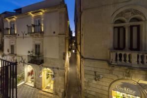 an alleyway between two buildings at night at Sciala Ortigia B&B in Siracusa