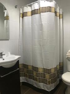 Kylpyhuone majoituspaikassa Inti Hotel