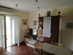a living room with a dining room table and a kitchen at Apartment Marijo in Ist