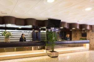 een lobby van een hotel met twee vrouwen in de lobby bij htop Molinos Park #htopEnjoy in Salou