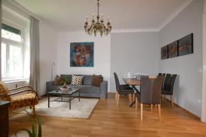 een woonkamer met een bank en een tafel bij Apartment Graz-Ulrichsbrunn, free parking in Graz