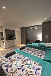 a large bedroom with a large bed with blue sheets at K1 RESIDENCE Campinas in Campinas