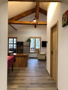uma cozinha e sala de estar com vigas de madeira em La Datcha du Parc em Husseren-Wesserling