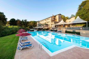 Bazén v ubytování Hotel Terme di Stigliano nebo v jeho okolí