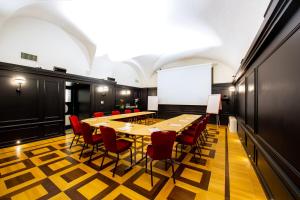una sala de conferencias con una mesa larga y sillas en 47 Boutique Hotel, en Roma